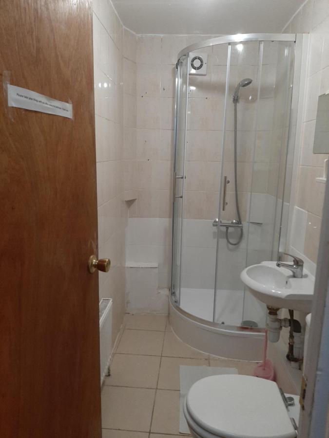 Single Room With Underbed 8 London Exterior photo